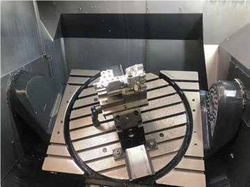 Hydraulikblock im Arbeitsraum der 5Achs-Maschine